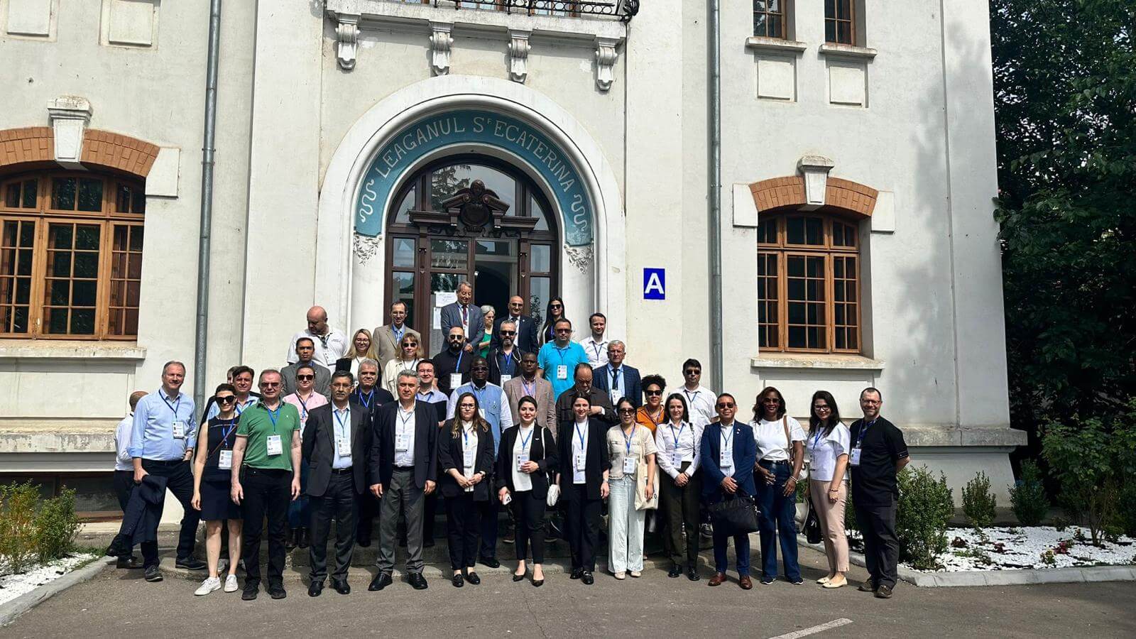 Les observatrices et observateurs internationaux devant un bureau de vote en Roumanie.