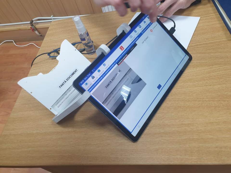Une tablette qui permet d’identifier les électeurs, de marquer la liste électorale ainsi que de saisir et transmettre les résultats électoraux en Roumanie.